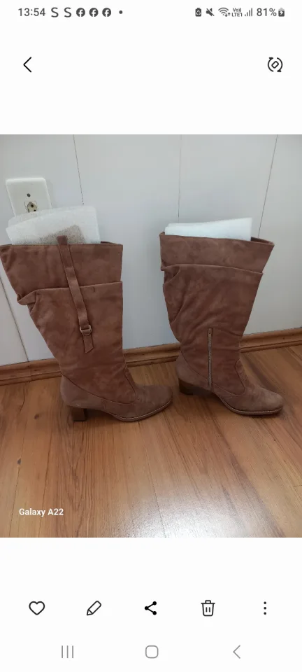 BOTAS FEMININAS NÚMERO 37/38 E UMA SANDÁLIA  NÚMERO  37/38